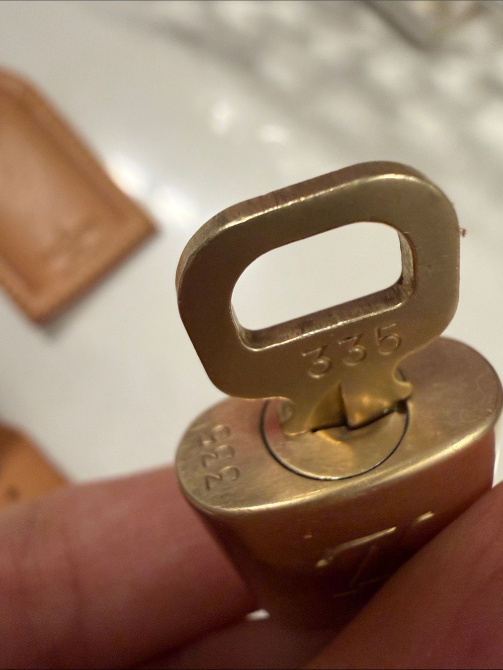 Louis Vuitton Tan Leather Luggage Tag with Padlock - 3 items ! - Picture 15 of 15